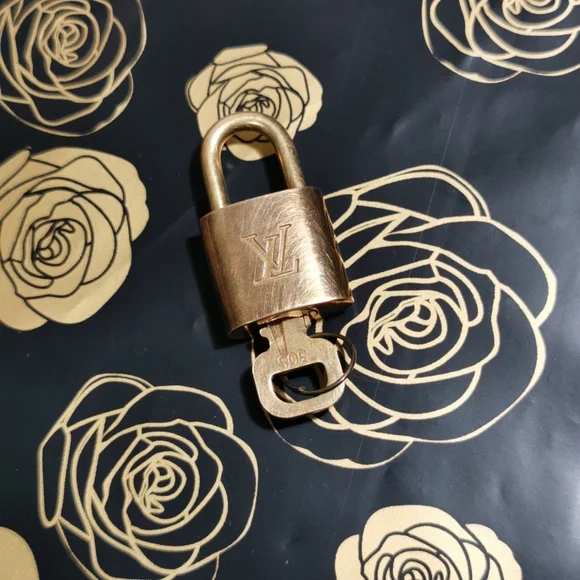 #305 Authentic Louis Vuitton lock and key set - Picture 4 of 4